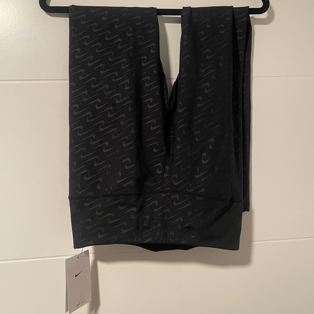NWT Nike Black Patterned Training Leggings size M length 7/8